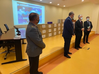 Instituto Universit&aacute;rio Militar entrega de bens alimentares, roupas e brinquedos &agrave; Cruz Vermelha Portuguesa